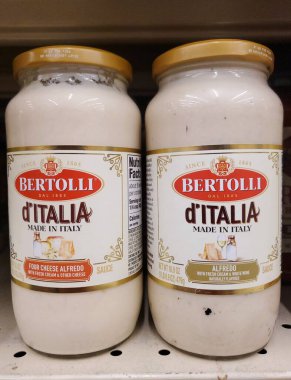 Delaware, U.S.A - 9 Ocak 2026 - Bertolli dItalia Alfredo sosları, zengin lezzetler için İtalya 'da üretilen peynir ve beyaz şarapla harmanlandı