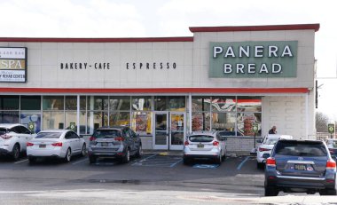 Wilmington, Delaware, ABD - 19 Ocak 2026 - Panera Ekmek fırını ve kafe vitrininde kışın birçok araba park halindedir.