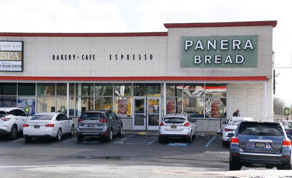 Wilmington, Delaware, ABD - 19 Ocak 2026 - Panera Ekmek fırını ve kafe vitrininde kışın birçok araba park halindedir.