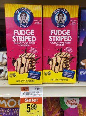 Wilmington, Delaware, ABD - 20 Ocak 2026 - Şekerleme Kız Şekerleme Çizgili Kurabiyeleri perakende satışı, glütensiz, yulaf unlu, çikolatalı şekerleme serpiştirilmiş