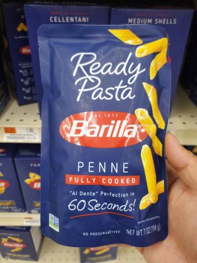 Wilmington, Delaware, ABD - 20 Ocak 2026 - 60 saniyede pişmiş ve mikrodalgaya konulabilen Barilla Penne Ready Pasta kesesi