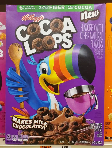 Wilmington, Delaware, ABD - 20 Ocak 2026 - Tukan Sam ve çikolata aromalı çoklu tahıl halkalarının yer aldığı bir kutu Kellogg 'un Kakao Gevreği