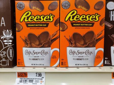 Wilmington, Delaware, ABD - 3 Şubat 2026 Reese 'in fıstık ezmeli kakao karışımı çikolata ve fıstık aromalı tatlı tarzı sıcak içeceğe karıştırıyor..