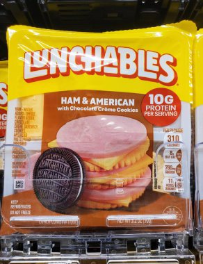 Wilmington, Delaware, ABD - 3 Şubat 2026 - Hazır atıştırmalıklar için jambon, Amerikan peyniri, kraker ve çikolata kremalı kurabiyeler.