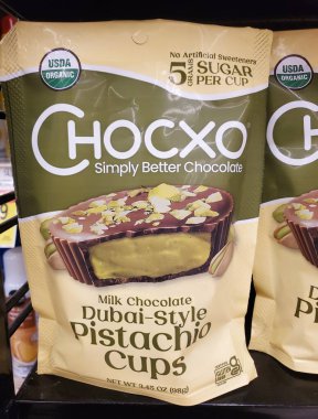 Wilmington, Delaware, ABD - 3 Şubat 2026 - İçinde kremalı şam fıstığı ve düşük şeker içerikli organik çikolatalı şam fıstığı bardakları.