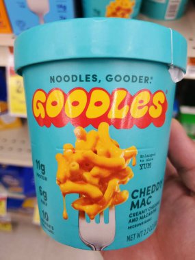 Wilmington, Delaware, ABD - 30 Ocak 2026 - Hızlı mikrodalga hazırlığı için yüksek proteinli, yüksek lifli çedarlı makarna sunan tek porsiyon Goodles Cheddy Mac Cup.