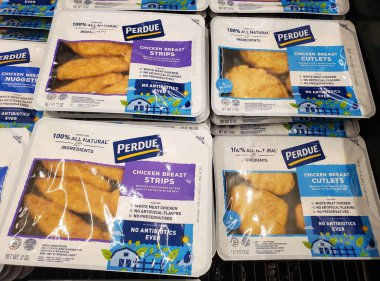 Delaware, ABD - 14 Şubat 2026 - Tamamen doğal malzemelerden yapılmış ve antibiyotiksiz tavuk göğsü ve pirzolalar.