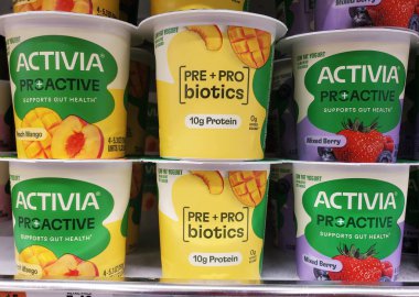Delaware, ABD - 15 Şubat 2026 - Probiyotikleri olan az yağlı Activia yoğurdu, şeftali mango ve sindirim sağlığını destekleyen karışık böğürtlen çeşitleri.