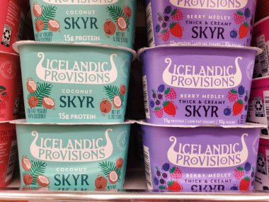 Delaware, ABD - 15 Şubat 2026 - Yüksek proteinli İzlanda Proviion skyr, Hindistan cevizi ve böğürtlen aromalı düşük yağlı yoğurt, yoğun, kremsi seçenekler sunuyor.