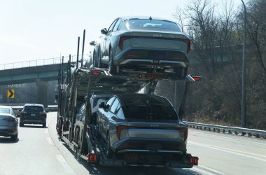 Wilmington, Delaware, ABD - 28 Şubat 2026 - Birden fazla yeni Kia aracını çok katlı otomobil taşıma ekipmanları kullanarak galerilere taşıyan bir karavan.