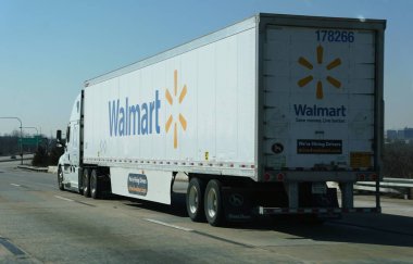 Wilmington, Delaware, ABD - 28 Şubat 2026 - Walmart yarı kamyonet markalı perakende malları ve sürücü alımı mesajları.