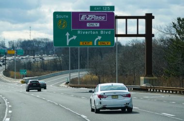 New Jersey, U.S.A - 21 Şubat 2026 - üstten sürücüler Parkway South, E-ZPass ve Riverton Bulvarı çıkışlarına doğru işaret veriyor.