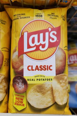 Wilmington, Delaware, ABD - 3 Mart 2026 - Basit malzemeler ve geleneksel lezzeti vurgulayan sarı Lay 's Classic patates cipsi