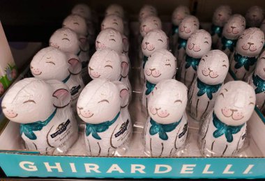 Wilmington, Delaware, ABD - 3 Mart 2026 Ghirardelli sütlü çikolatalı tavşanlar beyaz ve yeşil folyoya sarılı sergi kutusuna yerleştirilmiş.