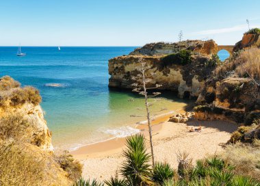 Lagos, Algarve, Portekiz 'deki Praia Sahili' nin panoramik manzarası