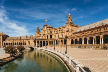 Sevilla 'daki İspanya Meydanı' nda hiç insan yok.