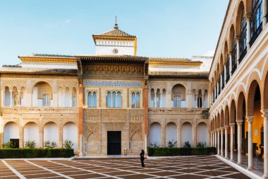 İspanya, Seville 'deki Royal Alcazar' ın iç avlusu.