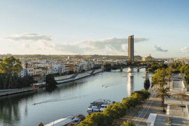 Guadalquivir Nehri 'nin panoramik manzarası Triana ve Seville Kulesi, Endülüs