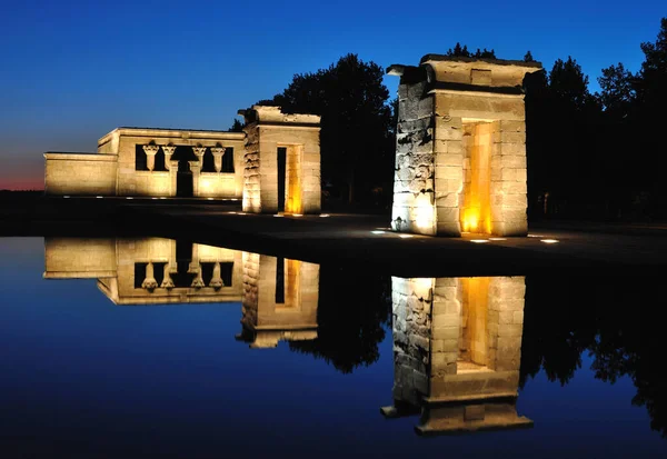 Mavi saatte Debod Tapınağı, Madrid, İspanya