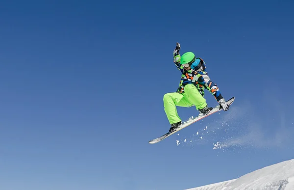 Snowboard Saltando Día Soleado Las Altas Montañas — Foto de Stock