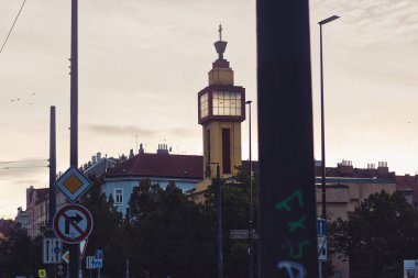 Prag, Çek Cumhuriyeti 15 Ekim 2020 - Prag Vrsovice 'de yürüyüş