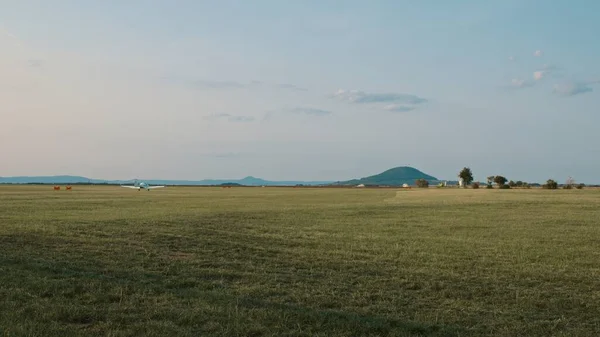 Prag, Çek Cumhuriyeti 15 Ekim 2020 - Güzel hava koşulları altında kırsal bölgedeki havaalanı