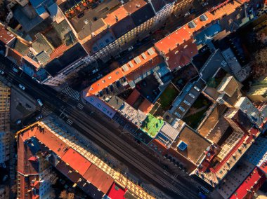 Eski Avrupa kenti Prag 'ın tepeden aşağı hava manzarası