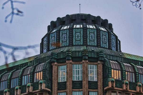 Binanın içinde sıcak ışık ve soğuk sonbahar sabahı soğuk kontrast olan ofisler.