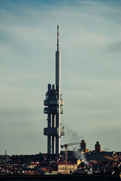 Prag 'daki TV kulesi sert sonbahar ışığı altında