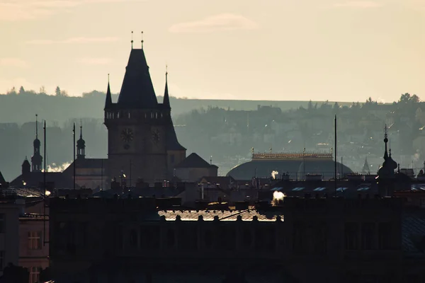 Arka Planda Prag Gökdelen Binaları Duman Baca Silueti — Stok fotoğraf