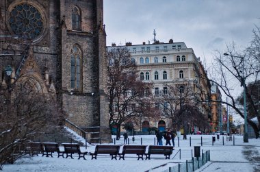 Prag, 4 Şubat 2021 Namesti Miru Saint Ludmila Kilisesi kar günü