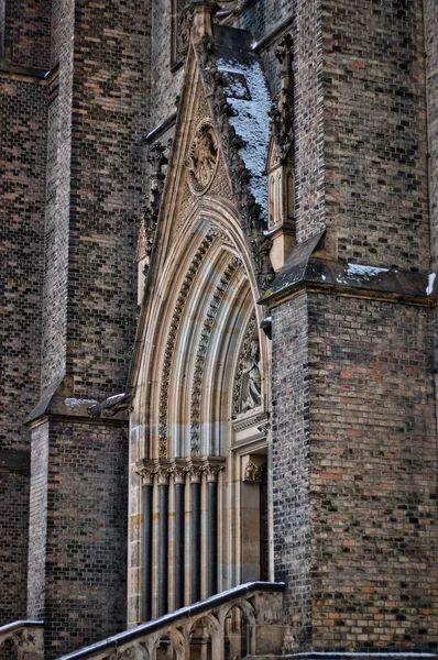 Namesti Miru Saint Ludmila Kilisesi kar günü kapısı detayı