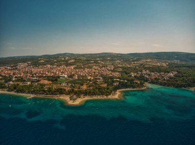 Hırvatistan kıyıları mavi deniz doğası temiz güneşli tatil