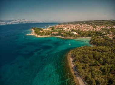 Hırvatistan kıyıları mavi deniz doğası temiz güneşli tatil