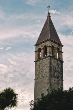 Hırvatistan 'da bölünmüş kilise kulesi