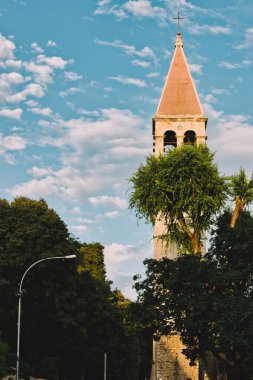 Hırvatistan 'da bölünmüş kilise kulesi