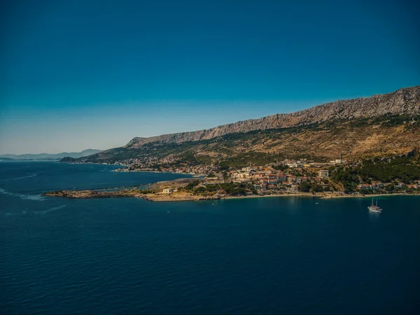 Hırvatistan kıyıları mavi deniz doğası temiz güneşli tatil