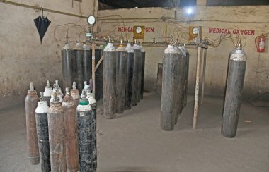 Burdwan, Purba Bardhaman Bölgesi, Batı Bengal / Hindistan - 29.04.2021: COVID-19 ile enfekte olmuş hastaların oksijen ihtiyaçlarını karşılamak için Oksijen Rafineri Merkezi 'nde tıbbi oksijen doldurma çalışmaları sürüyor (Roman Coronavirus).