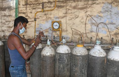 Burdwan, Purba Bardhaman Bölgesi, Batı Bengal / Hindistan - 29.04.2021: COVID-19 ile enfekte olmuş hastaların oksijen ihtiyaçlarını karşılamak için Oksijen Rafineri Merkezi 'nde tıbbi oksijen doldurma çalışmaları sürüyor (Roman Coronavirus).