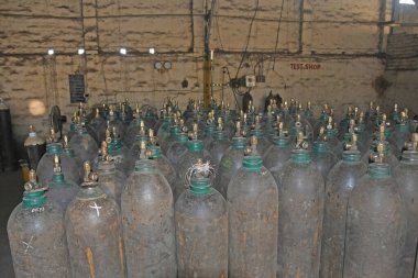 Burdwan, Purba Bardhaman Bölgesi, Batı Bengal / Hindistan - 29.04.2021: COVID-19 ile enfekte olmuş hastaların oksijen ihtiyaçlarını karşılamak için Oksijen Rafineri Merkezi 'nde tıbbi oksijen doldurma çalışmaları sürüyor (Roman Coronavirus).