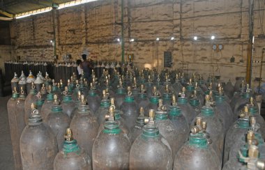 Burdwan, Purba Bardhaman Bölgesi, Batı Bengal / Hindistan - 29.04.2021: COVID-19 ile enfekte olmuş hastaların oksijen ihtiyaçlarını karşılamak için Oksijen Rafineri Merkezi 'nde tıbbi oksijen doldurma çalışmaları sürüyor (Roman Coronavirus).