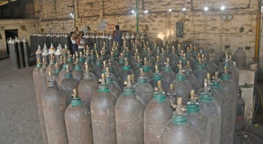 Burdwan, Purba Bardhaman Bölgesi, Batı Bengal / Hindistan - 29.04.2021: COVID-19 ile enfekte olmuş hastaların oksijen ihtiyaçlarını karşılamak için Oksijen Rafineri Merkezi 'nde tıbbi oksijen doldurma çalışmaları sürüyor (Roman Coronavirus).