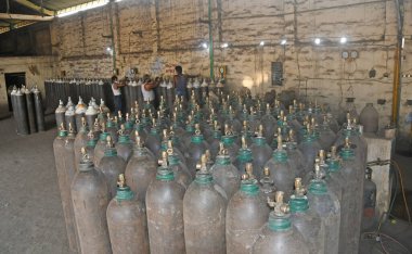 Burdwan, Purba Bardhaman Bölgesi, Batı Bengal / Hindistan - 29.04.2021: COVID-19 ile enfekte olmuş hastaların oksijen ihtiyaçlarını karşılamak için Oksijen Rafineri Merkezi 'nde tıbbi oksijen doldurma çalışmaları sürüyor (Roman Coronavirus).