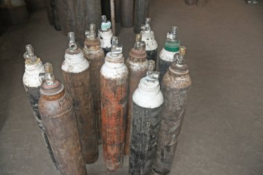 Burdwan, Purba Bardhaman Bölgesi, Batı Bengal / Hindistan - 29.04.2021: COVID-19 ile enfekte olmuş hastaların oksijen ihtiyaçlarını karşılamak için Oksijen Rafineri Merkezi 'nde tıbbi oksijen doldurma çalışmaları sürüyor (Roman Coronavirus).