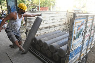 Burdwan, Purba Bardhaman Bölgesi, Batı Bengal / Hindistan - 29.04.2021: COVID-19 ile enfekte olmuş hastaların oksijen ihtiyaçlarını karşılamak için Oksijen Rafineri Merkezi 'nde tıbbi oksijen doldurma çalışmaları sürüyor (Roman Coronavirus).