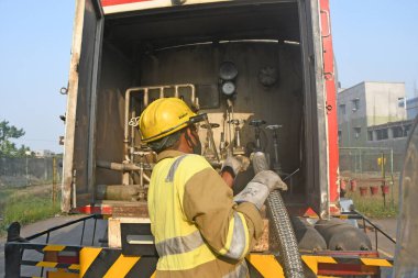 Burdwan, Purba Bardhaman Bölgesi, Batı Bengal / Hindistan - 29.04.2021: COVID-19 ile enfekte olmuş hastaların oksijen ihtiyaçlarını karşılamak için Oksijen Rafineri Merkezi 'nde tıbbi oksijen doldurma çalışmaları sürüyor (Roman Coronavirus).