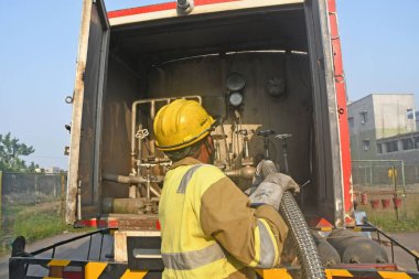 Burdwan, Purba Bardhaman Bölgesi, Batı Bengal / Hindistan - 29.04.2021: COVID-19 ile enfekte olmuş hastaların oksijen ihtiyaçlarını karşılamak için Oksijen Rafineri Merkezi 'nde tıbbi oksijen doldurma çalışmaları sürüyor (Roman Coronavirus).