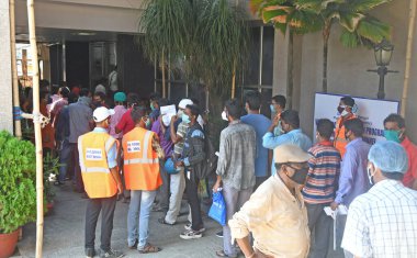 Burdwan Town, Purba Bardhaman Bölgesi, Batı Bengal / Hindistan - 17.05.2021: Hükümetin girişimiyle özel öncelikli grup insanlarına ücretsiz COVID-19 aşısı veriliyor.