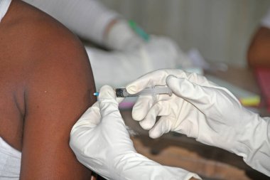 Burdwan Town, Purba Bardhaman Bölgesi, Batı Bengal / Hindistan - 17.05.2021: Hükümetin girişimiyle özel öncelikli grup insanlarına ücretsiz COVID-19 aşısı veriliyor.