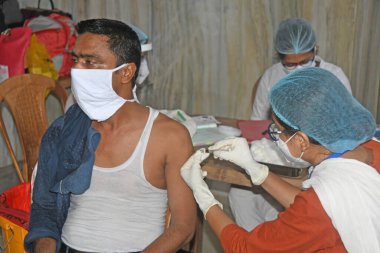 Burdwan Town, Purba Bardhaman Bölgesi, Batı Bengal / Hindistan - 17.05.2021: Hükümetin girişimiyle özel öncelikli grup insanlarına ücretsiz COVID-19 aşısı veriliyor.